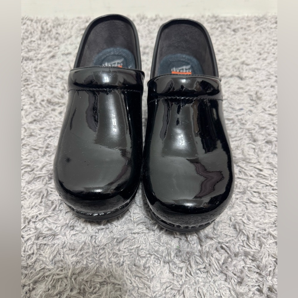 dansko xp size 40 patent leather clogs shoes Womens Work